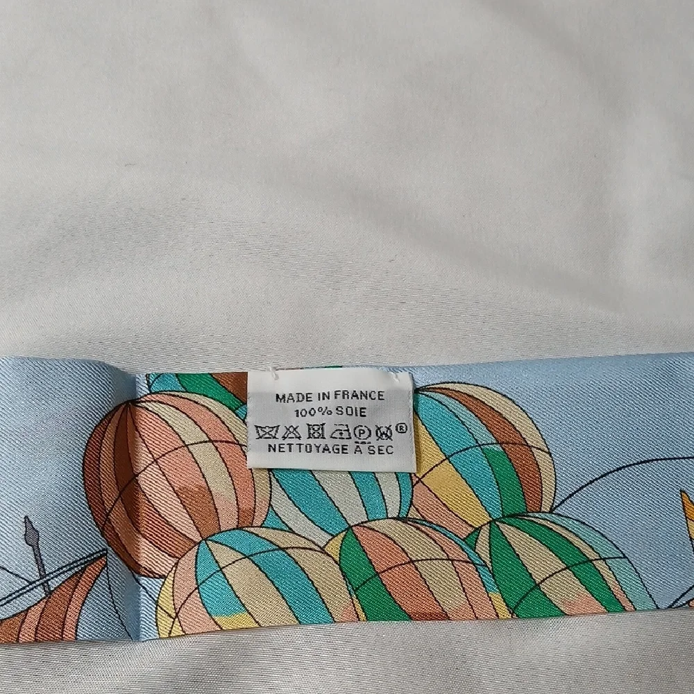 Hermès "Les Folies du Ciel" Silk Twilly - Picture 4 of 4